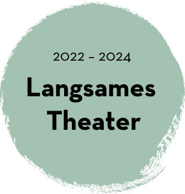Ein Button mit der Aufschrift "2022-2024 Langsames Theater"